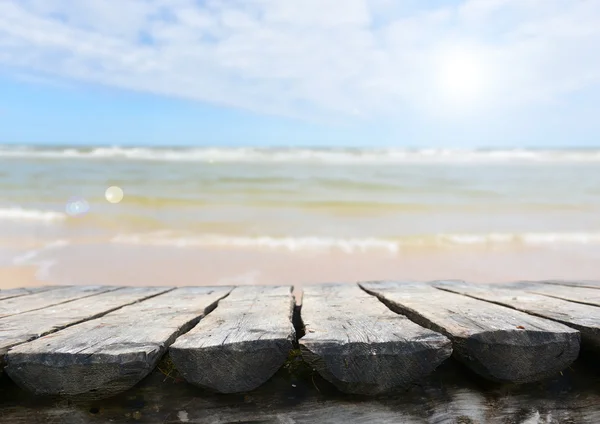 Mesa vacía sobre la naturaleza — Foto de Stock