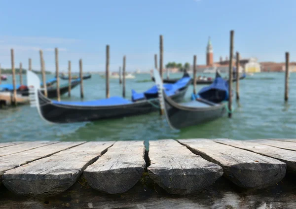 Пустой стол в венецианском канале — стоковое фото