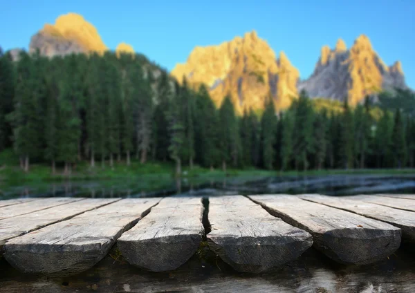 Tavolo vuoto con sfondo di montagna — Foto Stock
