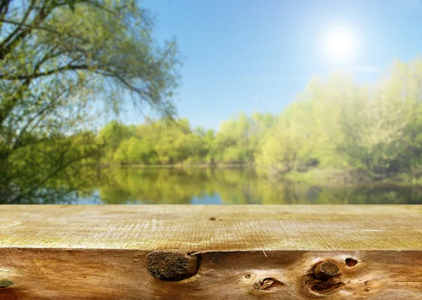 Mesa vacía en la naturaleza con lago — Foto de Stock