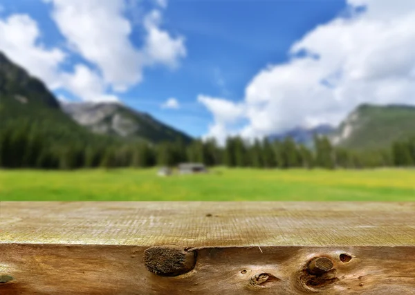 Tavolo vuoto con sfondo di montagna — Foto Stock