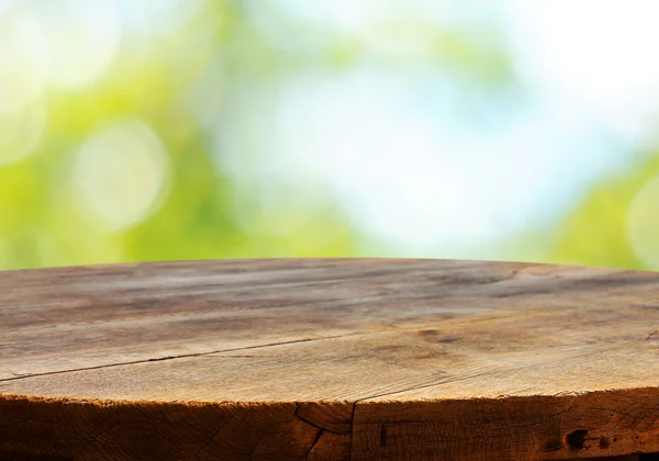 녹색 배경 흐리게 빈 테이블 — 스톡 사진