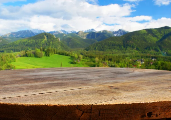 Boş tablo dağ arka plan ile