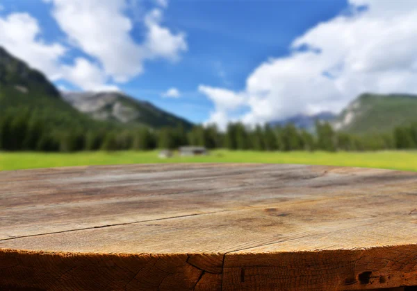 Mesa vacía con fondo de montaña — Foto de Stock