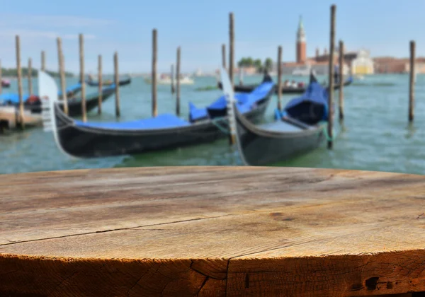 Пустой стол в венецианском канале — стоковое фото