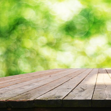 Bulanık yeşil arka plana sahip boş tablo