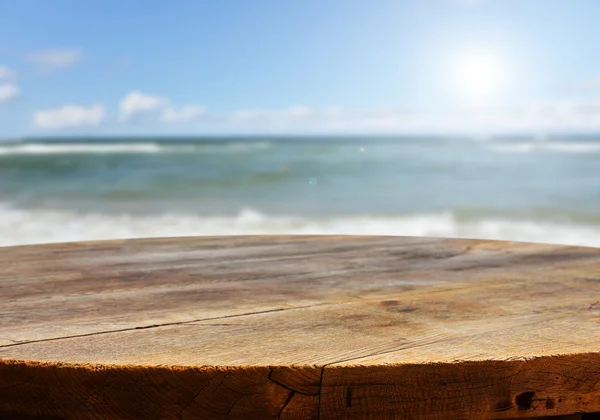 Mesa vacía sobre la naturaleza —  Fotos de Stock