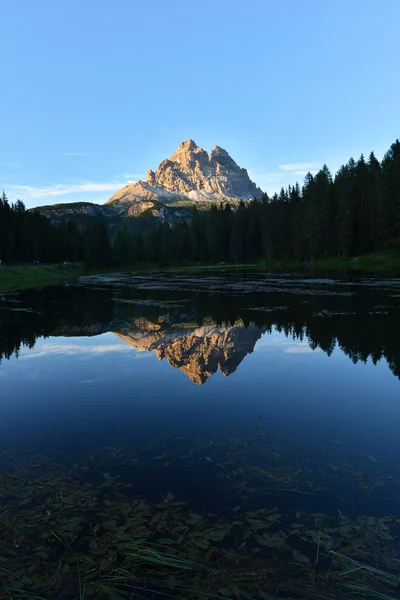 Montañas de Dolomitas cerca del lago — Foto de Stock