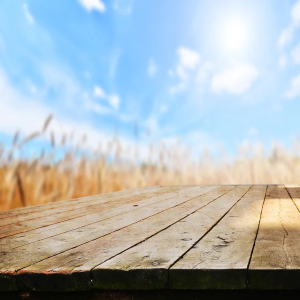 Lege tabel op tarweveld — Stockfoto