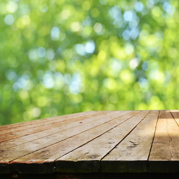 Bulanık yeşil arka plana sahip boş tablo