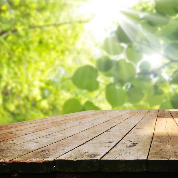 Lege tabel met groene bladeren — Stockfoto