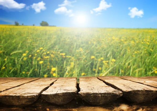 Lege tabel in het veld — Stockfoto