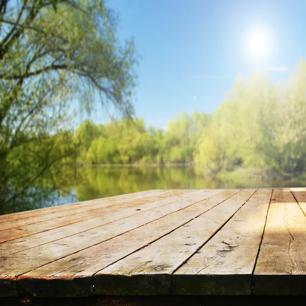 Mesa vazia na natureza com lago — Fotografia de Stock