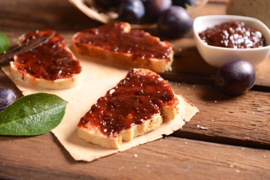 Erik reçeli ile ekmek