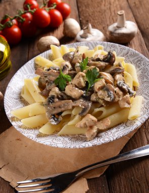 Penne makarna mantar ve tavuk
