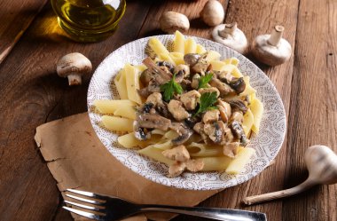 Penne makarna mantar ve tavuk