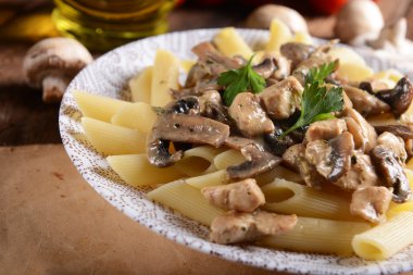 Penne makarna mantar ve tavuk