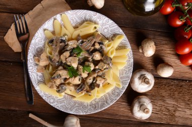 Penne makarna mantar ve tavuk