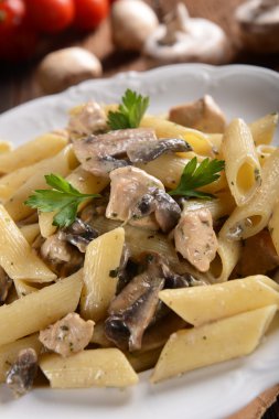 Penne makarna mantar ve tavuk