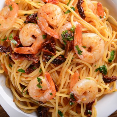 Makarna karides ve domates ile