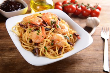 Makarna karides ve domates ile