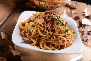 Makarna chanterelles mantar ve tavuk