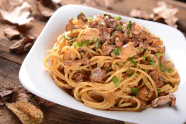 Makarna chanterelles mantar ve tavuk