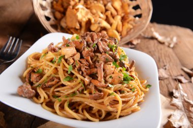 Makarna chanterelles mantar ve tavuk