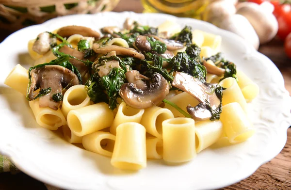 Pasta con spinaci, pollo e funghi — Foto Stock