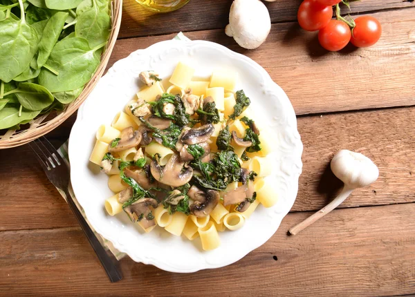 Pasta med spenat, kyckling och champinjoner — Stockfoto