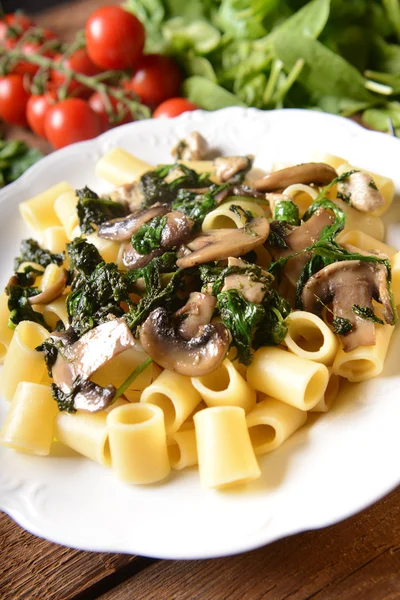 Pasta con spinaci, pollo e funghi — Foto Stock