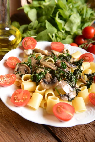 Pasta con spinaci, pollo e funghi — Foto Stock