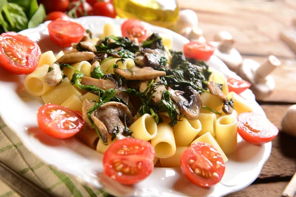 Pasta con spinaci, pollo e funghi — Foto Stock