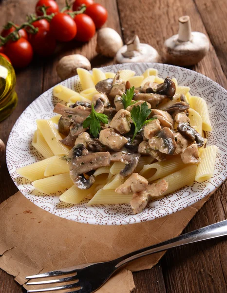 Massa Penne com cogumelos e frango — Fotografia de Stock