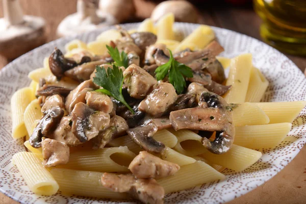 Massa Penne com cogumelos e frango — Fotografia de Stock