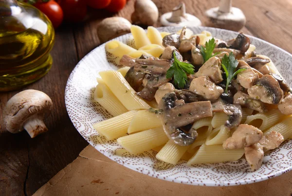 Penne těstoviny s houbami a kuřecím masem — Stock fotografie