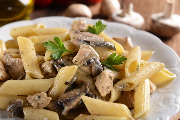 Makaron penne z pieczarkami i kurczakiem — Zdjęcie stockowe