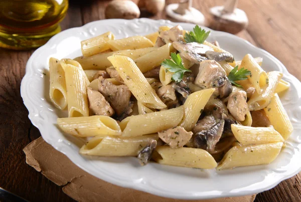 Penne pasta con champiñones y pollo — Foto de Stock