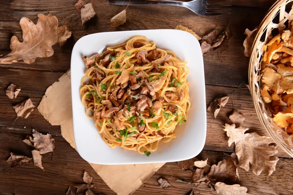 Pasta with chanterelles mushrooms and chicken — Stock Photo, Image