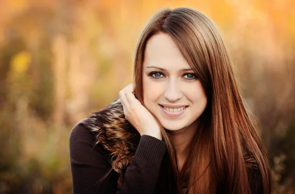 Autumn portrait of beautiful  girl — Stock Photo, Image