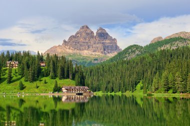 Misurina göl ve ağaç cime tepe