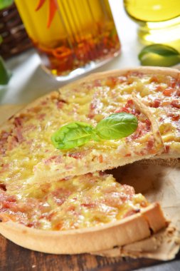 sosis ve peynir ile tart