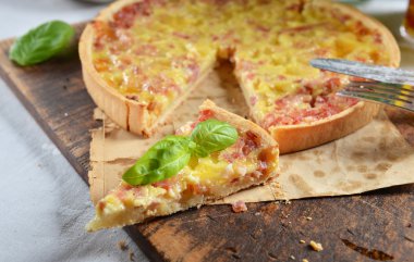 sosis ve peynir ile tart