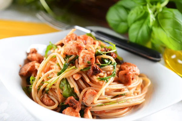 Spaghetti pasta with chicken and arugula — Stock Photo, Image