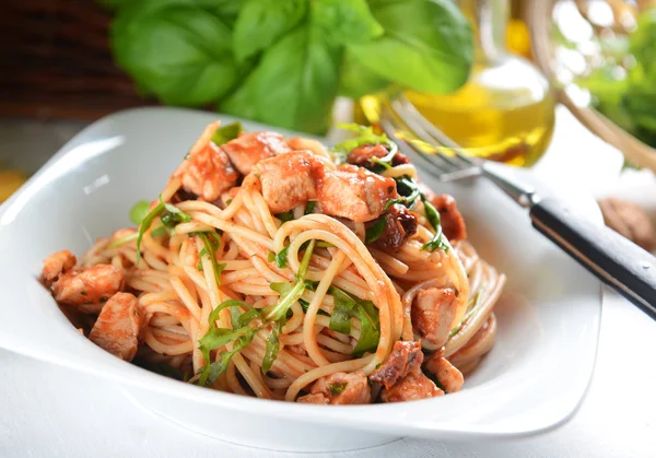 Spaghetti pasta with chicken and arugula — Stock Photo, Image