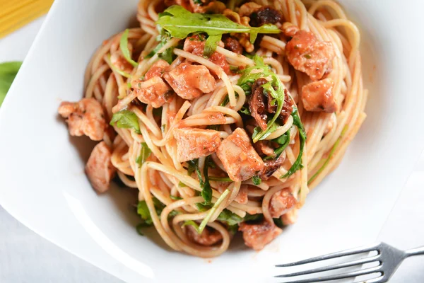 Spaghetti pasta with chicken and arugula — Stock Photo, Image
