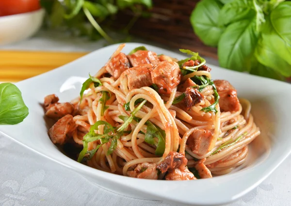 Spaghetti pasta with chicken and arugula — Stock Photo, Image