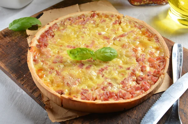 Torte mit Speck und Käse — Stockfoto