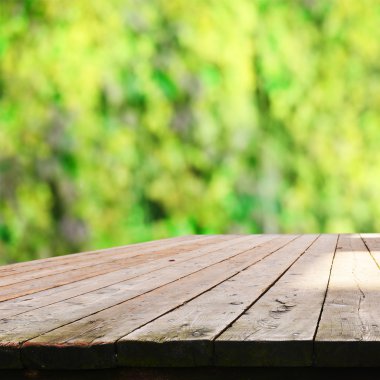 Bulanık yeşil arka plana sahip boş tablo