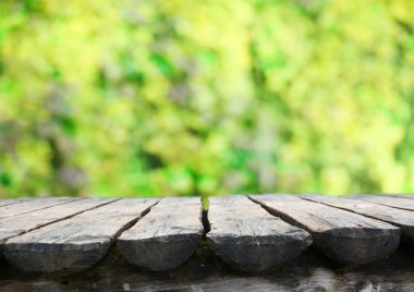 Bulanık yeşil arka plana sahip boş tablo